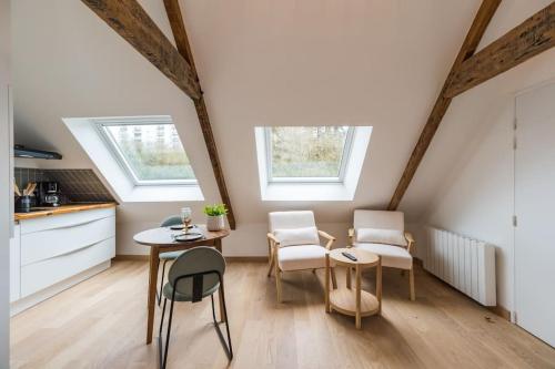 une cuisine et une salle à manger avec une table et des chaises dans l'établissement Studio Élégant au Cœur Lannion, à Lannion