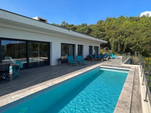une maison avec une piscine et une terrasse dans l'établissement a STELLA DI FOCE, à Kamiesch