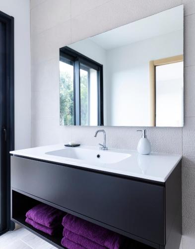 une salle de bain avec un lavabo et un miroir dans l'établissement a STELLA DI FOCE, à Kamiesch