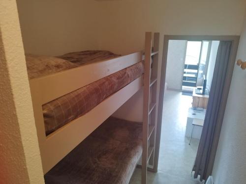 une chambre avec un lit superposé et un escalier dans l'établissement Appartement Superbagnères St Aventin, à Superbagnères