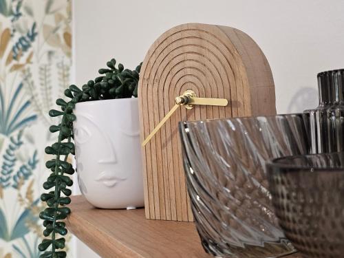 a wooden shelf with a vase and a bowl on it at Zsonglak Vendégház in Kővágószőlős