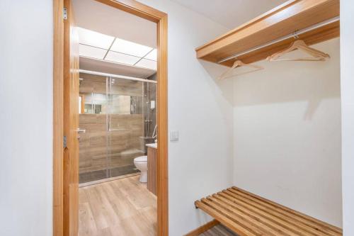 ein Badezimmer mit Toilette und Glastür in der Unterkunft Casa da Naia in Adaúfe