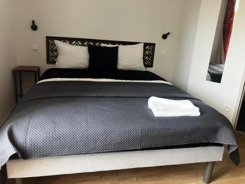 Postel nebo postele na pokoji v ubytování Pavillon Hugo - Maison Etape