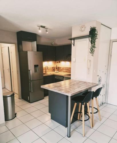 Η κουζίνα ή μικρή κουζίνα στο Un appartement calme et élégant