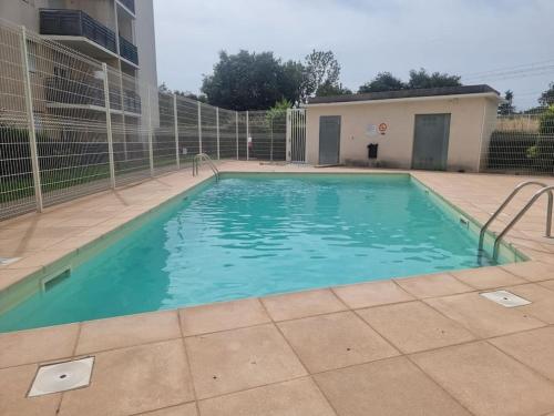 Πισίνα στο ή κοντά στο Un appartement calme et élégant