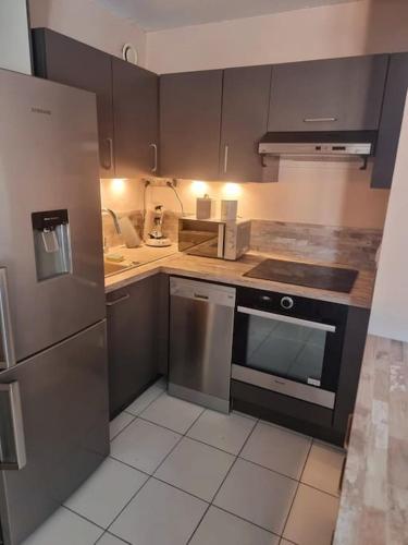 Η κουζίνα ή μικρή κουζίνα στο Un appartement calme et élégant