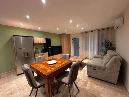 une cuisine et une salle à manger avec une table et des chaises dans l'établissement Refuge des Sens à Sarlat Spa, à Sarlat-la-Canéda