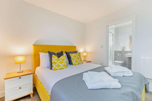 Un dormitorio con una cama grande con dos almohadas. en 3 Challacombe - Luxury Apartment at Byron Woolacombe, only 4 minute walk to Woolacombe Beach!, en Woolacombe