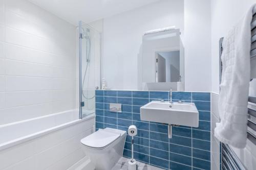Koupelna v ubytování 1 Challacombe - Luxury Apartment at Byron Woolacombe, only 4 minute walk to Woolacombe Beach!