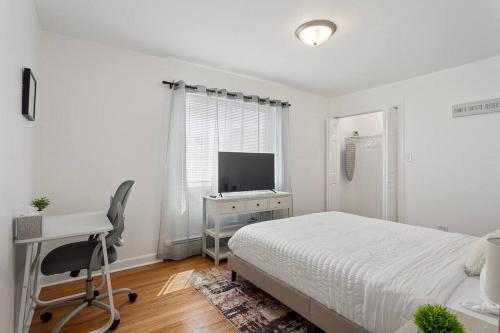 TV a/nebo společenská místnost v ubytování Stylish 2BR Near O'Hare Modern & Easy Access