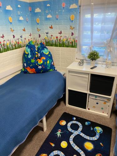 een kinderkamer met een blauw bed en een raam bij Ferienwohung Marina in Großwoltersdorf