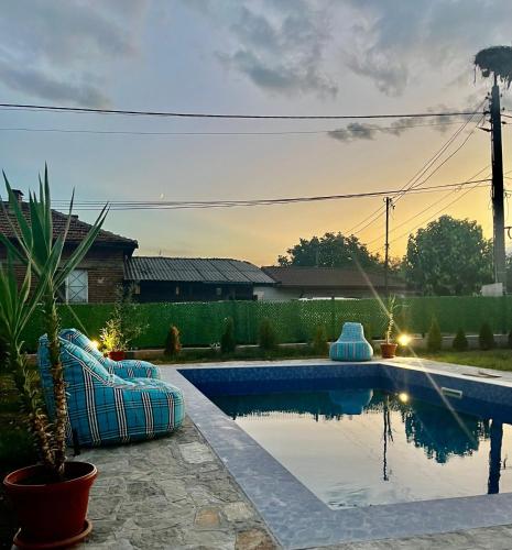 OrlovoにあるVilla Orlovoの家の裏庭にあるプール