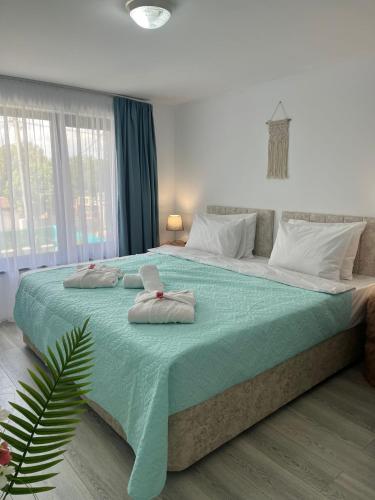 OrlovoにあるVilla Orlovoのタオルが敷かれた大きなベッドのある寝室