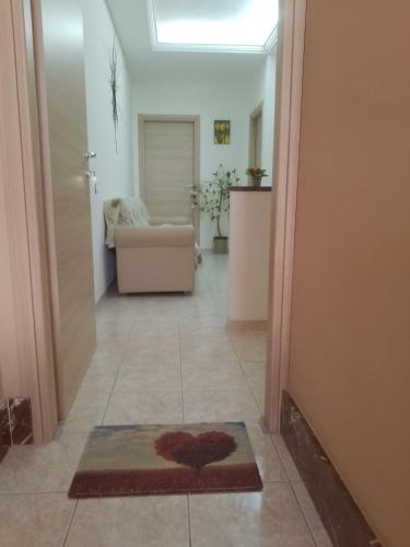 a heart rug on the floor of a hallway at Carpe Diem da Salvina in Pachino