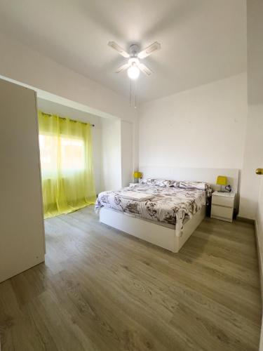 una camera da letto con un letto e un ventilatore a soffitto di Mar y Puerto a Puerto de Sagunto