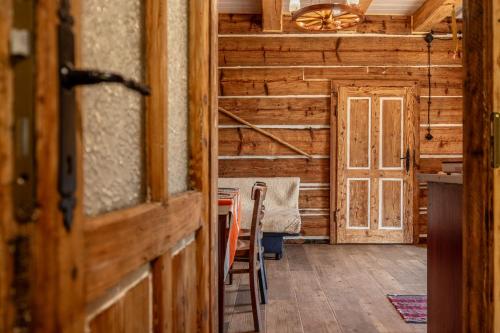 a room with a table and chairs and a door at Orzechowa Ostoja noclegi Energylandia in Bachowice