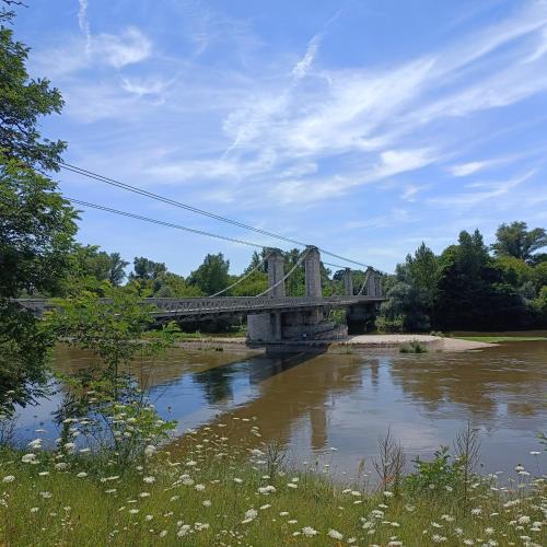 a bridge over a river with at L'Escale Châtillonnaise - L'Explorateur in Châtillon-sur-Loire