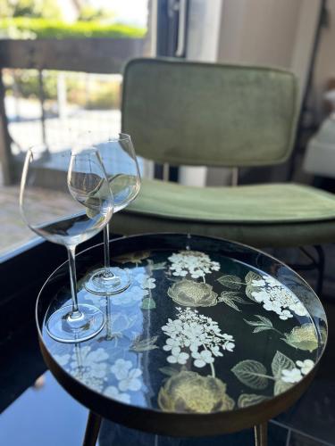 a table with two wine glasses on top of it at B&B Noordoostpolder in Emmeloord