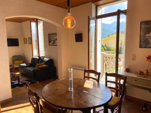 - un salon avec une table et des chaises dans l'établissement Repos, Cité Vauban., à Briançon