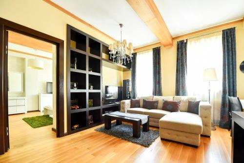 un soggiorno con un divano e un tavolo di Luxury Apartment a Braşov