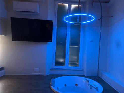 a blue light in a room with a tub at Due Papi in Savona