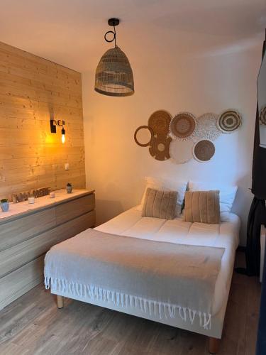 une chambre avec un lit et une baignoire dans l'établissement Cosy - Saint François Longchamp, à Saint-François-Longchamp