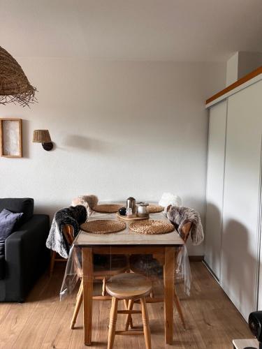 un salon avec une table et des chaises dans l'établissement Cosy - Saint François Longchamp, à Saint-François-Longchamp