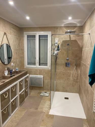 une salle de bain avec une douche, un lavabo et un miroir dans l'établissement Maison Clémentine, à Cros-de-Cagnes