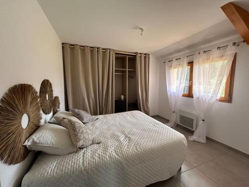 une chambre avec un lit blanc et une fenêtre dans l'établissement Location La Grange de Routgé - 4 étoiles, à Roquefort