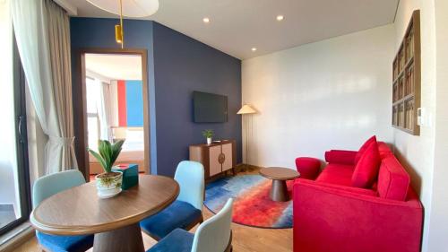 a living room with a red couch and a table at APEC Mandala - căn hộ in Ấp Thiẹn Ái