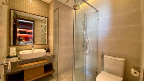 a bathroom with a shower and a toilet and a sink at APEC Mandala - căn hộ in Ấp Thiẹn Ái