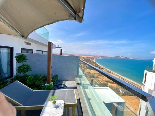 a balcony with a view of the ocean at APEC Mandala - căn hộ in Ấp Thiẹn Ái