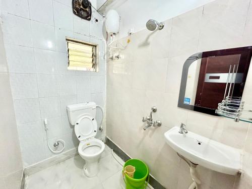 Vannituba majutusasutuses Modern 3BHK Apt for Big Groups & Family on EM Bypass