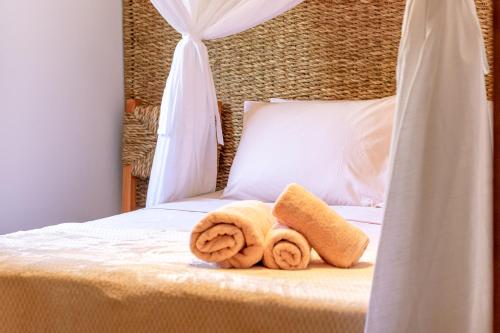 a bedroom with a bed with towels on it at Bahia Soul - Morada Garú - Taipu de Fora - Península de Maraú in Taipu