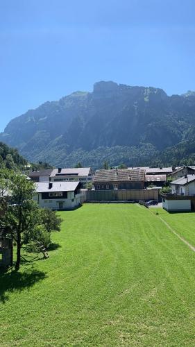 メラウにあるGästehaus Kaufmannの建物前の大緑地