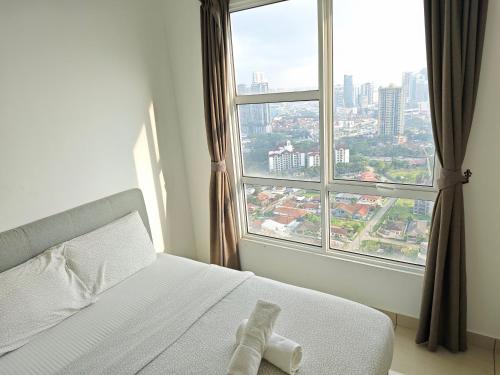 een bed in een kamer met een groot raam bij Ais-Kacang Sweet Home Pinnacle Tower in Johor Bahru