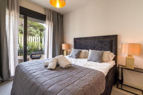 a bedroom with a large bed with two pillows on it at Fantastisk 4 roms med egen dipping Pool in Mijas Costa