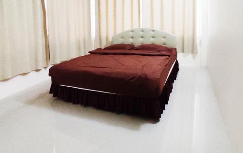 a bed sitting in a room with a chair at SN Garden in Ban Bo Hin