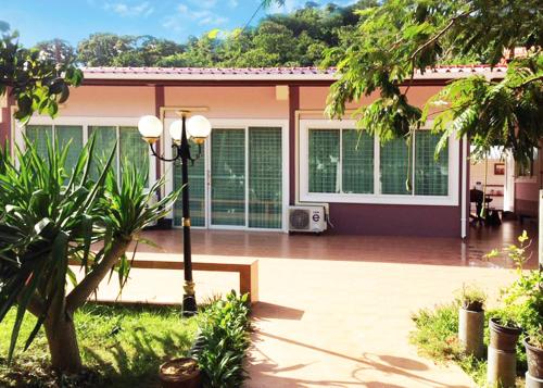 a house with a courtyard with a patio at SN Garden in Ban Bo Hin