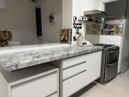 Dapur atau dapur kecil di Hospedagem no Farol da Barra