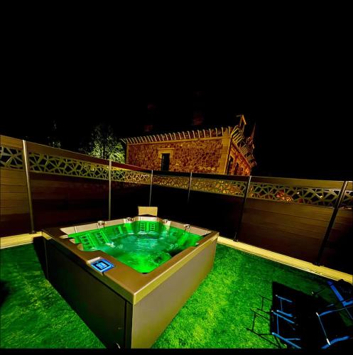 - un bain à remous sur le balcon la nuit dans l'établissement La Maison du faubourg & Spa, à Vitry-le-François