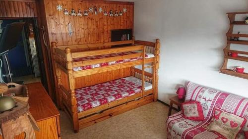 une chambre avec deux lits superposés dans une pièce dans l'établissement Studio au pied des pistes La Plagne, à Mâcot La Plagne