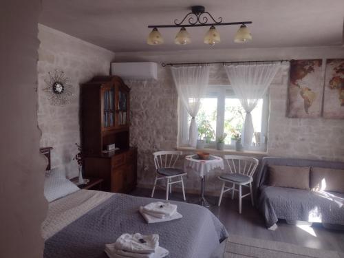 Χώρος καθιστικού στο Stone house next to Cluj-Napoca