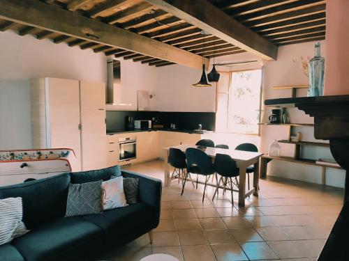 un salon avec un canapé, une table et des chaises dans l'établissement Gite dans un village des Pyrénées, à Luc