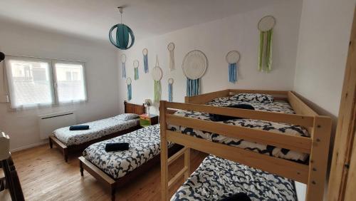 ランスにあるMaison 8 personnes Louvre Bollaert WIFI PS4の二段ベッドが2つあり、壁に鏡がかかっている部屋