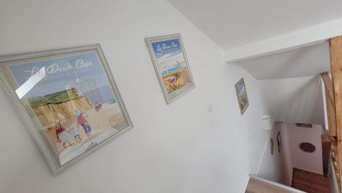 ランスにあるMaison 8 personnes Louvre Bollaert WIFI PS4の部屋の壁に掛けられた二枚のポスター