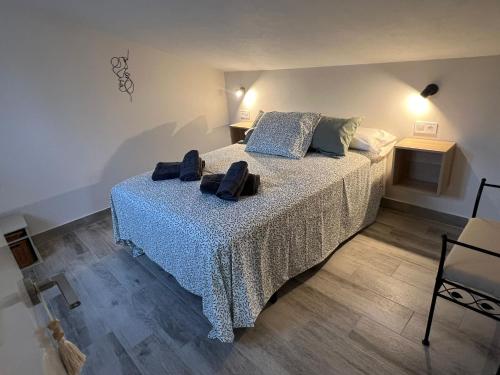 ein Schlafzimmer mit einem Bett, auf dem zwei Taschen liegen in der Unterkunft Villa Dehesa 466 piscina-barbacoa-2hab in Torrox