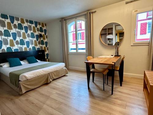 Postel nebo postele na pokoji v ubytování Hôtel & Appart-hôtel Olatua