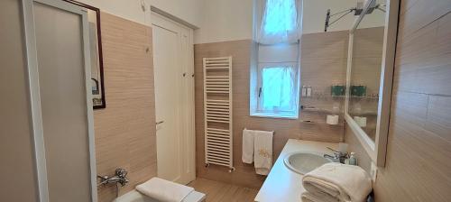 een badkamer met een wastafel en een spiegel bij Suite Patrimonio Unesco - Assisi Centro Storico in Assisi