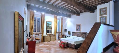 een slaapkamer met een bed in een kamer met ramen bij Suite Patrimonio Unesco - Assisi Centro Storico in Assisi